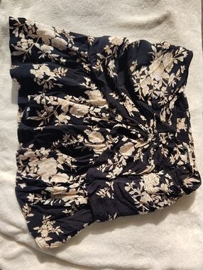 Forever 21 Black Top with Cream Floral Print 964